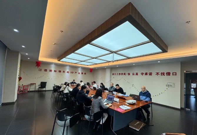 為深入貫徹中共中央、國務(wù)院印發(fā)的《國家標(biāo)準(zhǔn)化發(fā)展綱要》，落實(shí)加快數(shù)字化發(fā)展、建設(shè)數(shù)字中國的戰(zhàn)略部署，和《上海市全面推進(jìn)城市數(shù)字化轉(zhuǎn)型“十四五”規(guī)劃》，推進(jìn)上海城市數(shù)字化轉(zhuǎn)型標(biāo)準(zhǔn)化建設(shè)，數(shù)造科技積極響應(yīng)這一號召，成為上海市浦東新區(qū)第一批試點(diǎn)數(shù)字化改造企業(yè)之一，并順利通過驗(yàn)收。  圖片  圖片  圖片  圖片  圖為上海市城市數(shù)字化轉(zhuǎn)型工作領(lǐng)導(dǎo)小組部分領(lǐng)導(dǎo)和南匯工業(yè)園區(qū)領(lǐng)導(dǎo)、上海數(shù)造領(lǐng)導(dǎo)班子成員參加數(shù)字化改造驗(yàn)收答辯  圖片  參觀上海數(shù)造大廳的數(shù)字化制造“黑湖小工單”生產(chǎn)工序看板  數(shù)造科技自成立之初，創(chuàng)始人趙毅博士就以“數(shù)造”為企業(yè)命名，蘊(yùn)含數(shù)字化制造和變革的深遠(yuǎn)意義，與此時(shí)政府推進(jìn)聚焦制造業(yè)與數(shù)字化改造深度融合。未來，數(shù)造科技將不斷提升公司智能化、數(shù)字化、信息化改造力度，全面提升公司綜合管理和運(yùn)營水平，著力實(shí)現(xiàn)智能制造高質(zhì)量發(fā)展。